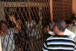 Maestros encadenan a empleados de Educación