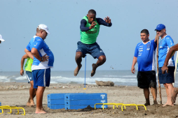 Selección de Honduras entrena en las playas de Puerto Cortés