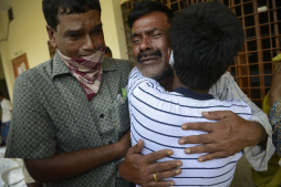 Suben a 912 los muertos de derrumbe en Bangladesh