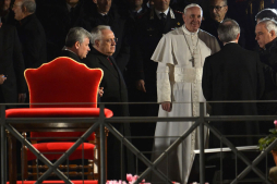 El papa Francisco preside en Roma su primer Vía Crucis