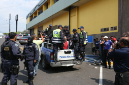 Acusan a oficial de la Policía por tres delitos