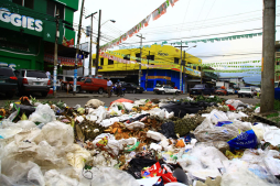 Atestadas de basura están las calles de San Pedro Sula