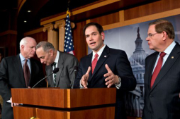 Marco Rubio considera incorrecto informe de costos de reforma migratoria