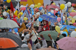 En una favela, el Papa reclama inclusión social y alienta contra la corrupción