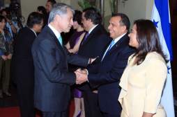 Honduras: Lobo se reúne con cuerpo diplomático