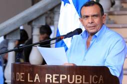Presidente de Honduras ahora arremete contra empresarios de televisión