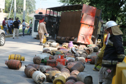 Vuelca camión con 280 cilindros de gas