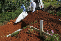 Entierran cuerpos de 14 desconocidos en La Ceiba, Honduras
