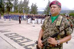 Militares hondureños rinden honores a Morazán