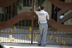 Sicarios acribillan a dueño de autolote y su guardaespaldas