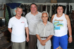 El Señor de las monturas trabaja el cuero desde que era niño