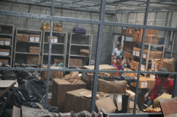 Por dos boquetes y durante la lluvia saquearon evidencias