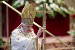 Papa pide a cardenales resistir encanto del poder