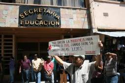 Maestros encadenan a empleados de Educación