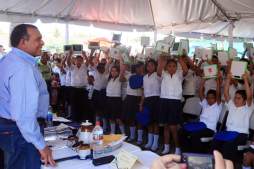 Llevan 2,000 laptops a escolares de Sulaco