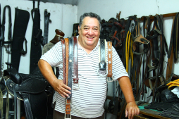 El Señor de las monturas trabaja el cuero desde que era niño