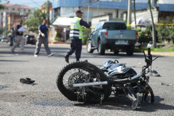 Motociclista muere arrollado por pick up