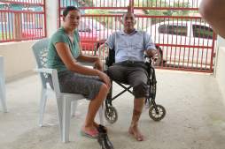 Pastor predica en silla de ruedas tras perder los brazos y una pierna