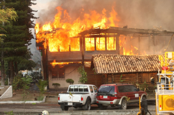 Bomberos enfrían escombros de instalación del ICF