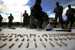 Granada, 12 pistolas y drogas hallan en penales