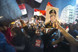Egipto nombra presidente tras noche de muertos y golpe