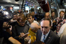 Snowden pide asilo en Rusia hasta poder volar a América Latina