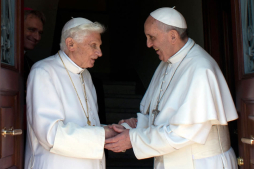 Dos papas conviven en Ciudad del Vaticano
