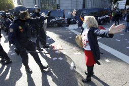 Choque entre policías y manifestantes en protestas en España