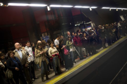 El desempleo supera el 25% en España; un récord