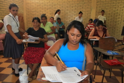 Con pocos recursos alfabetizan unos 800 estudiantes del José Trinidad Reyes