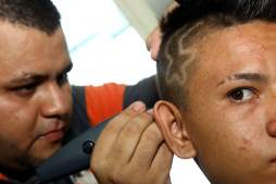 Diseñan hasta garrobos en cabezas de sus clientes