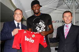 Usain Bolt recibió camiseta roja del Real Madrid