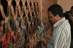 Maestros encadenan a empleados de Educación