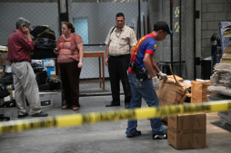 Por dos boquetes y durante la lluvia saquearon evidencias