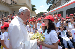 El Papa se da un baño de multitudes entre los niños tras el Ángelus