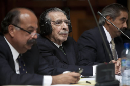 Mujeres narran violaciones en juicio a Ríos Montt