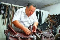 El Señor de las monturas trabaja el cuero desde que era niño