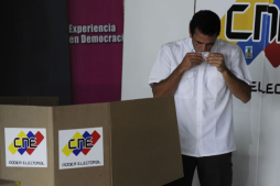 Venezolanos acuden a votar en masa entre Chávez y Capriles