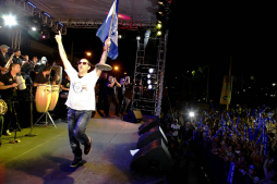 Elvis Crespo pone el sabor en la noche del Carnaval en La Ceiba