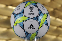 La UEFA presenta el balón de la final de la Champions