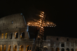 El papa Francisco preside en Roma su primer Vía Crucis