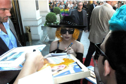 Vídeo de Lady Gaga enseñando sus senos