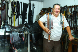 El Señor de las monturas trabaja el cuero desde que era niño