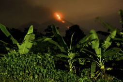 Volcán de Fuego expulsa lava y ceniza en Guatemala