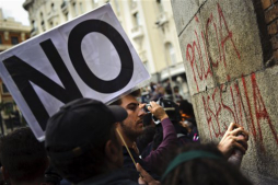 España: 38 arrestados y 64 heridos en masivas manifestaciones