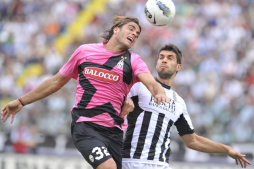 Cavani tumba al Milan con un 'hat trick' y da el liderato al Napoli