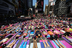 Miles de fans del yoga invaden Times Square