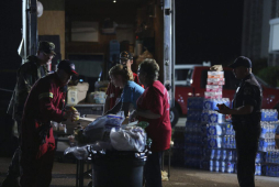 Socorristas corren para hallar sobrevivientes del tornado de Oklahoma