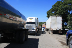 Transportistas de Honduras con pérdidas millonarias por medida salvadoreña