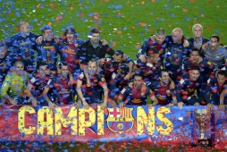 Barcelona recibió el trofeo de campeón de la Liga española
